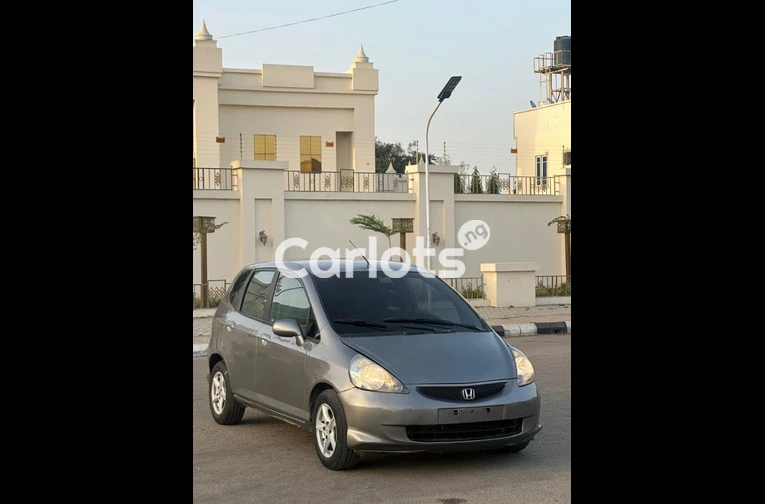 CLEAN 2010 HONDA JAZZ - 1/7