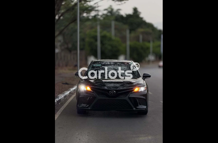 Foreign Used 2018 Toyota Camry SE for sale in Asokoro, FCT - thumbnail 2