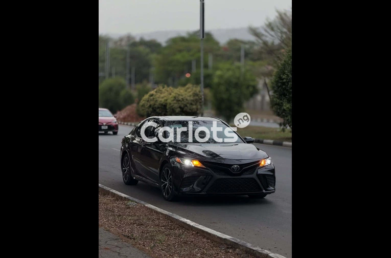 Foreign Used 2018 Toyota Camry SE for sale in Asokoro, FCT - thumbnail 3