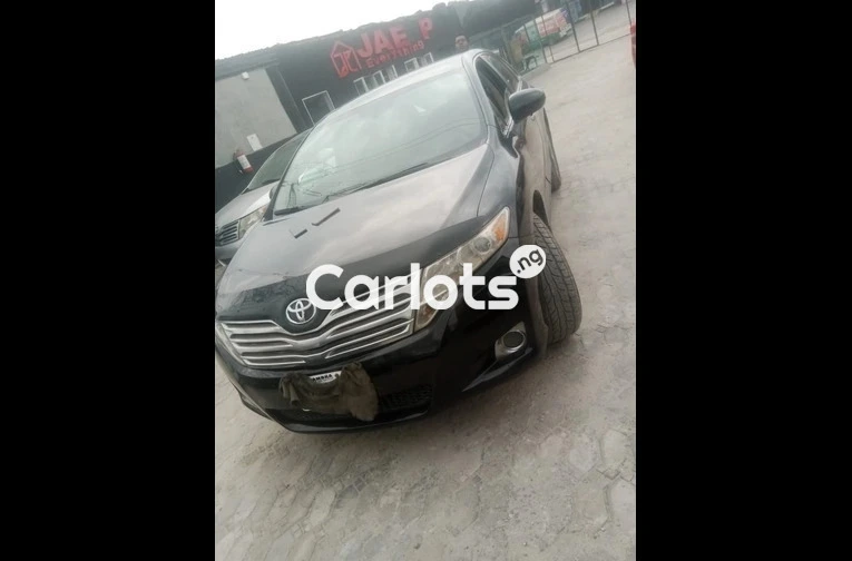 Very clean 2010 venza full option