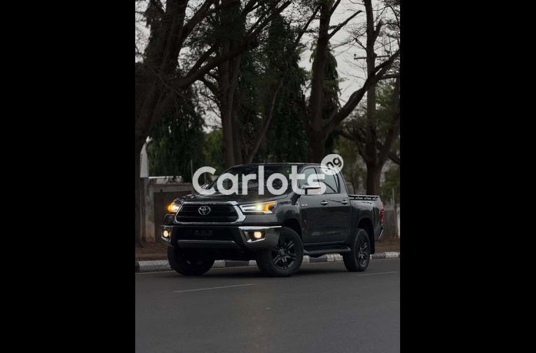 2026 TOYOTA HILUX SR5 4WD