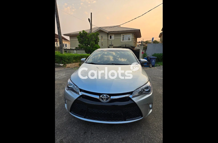 Silver 2017 Toyota Camry SE