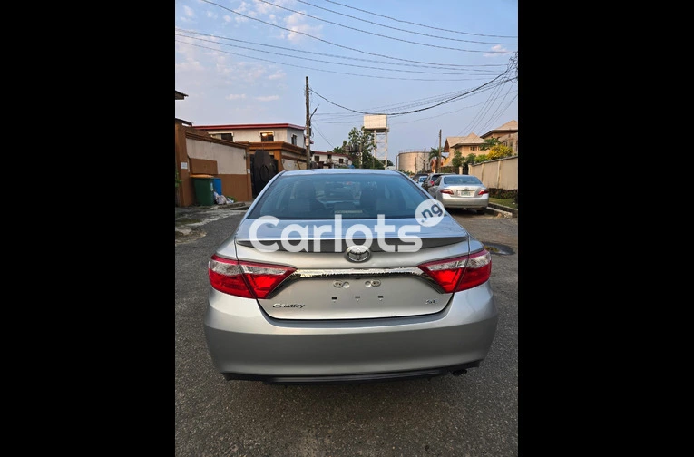 Silver 2017 Toyota Camry SE - 4/7