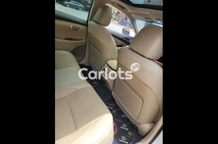 super clean 2010 Lexus ES350 tokunbo for sale in Lagos, Lagos - photo 6 of 7