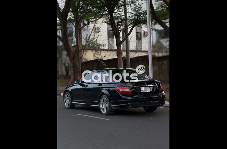 Foreign Used 2009 Mercedes-Benz C300 for sale in Asokoro, FCT - photo 7 of 7
