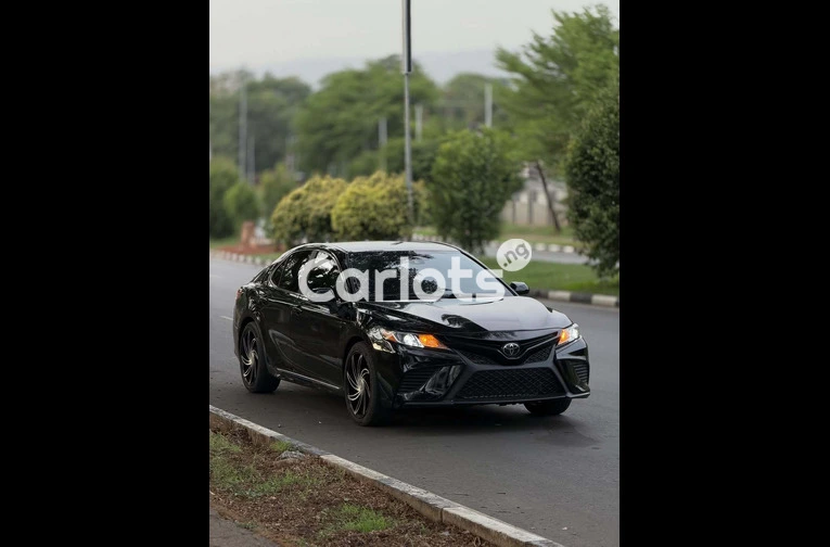 2019 TOYOTA CAMRY SE - 3/7