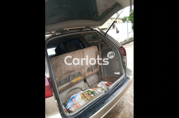 Nigerian Used 2005 Toyota sienna for sale in Igando, Lagos - thumbnail 2