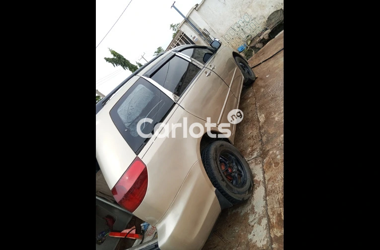Nigerian Used 2005 Toyota sienna for sale in Igando, Lagos - thumbnail 3