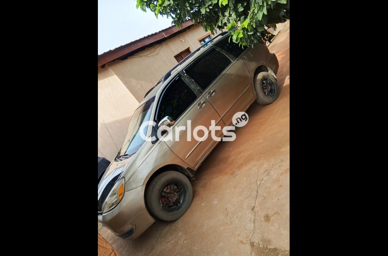 Nigerian Used 2005 Toyota sienna for sale in Igando, Lagos - photo 5 of 6