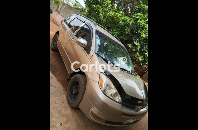 Nigerian Used 2005 Toyota sienna for sale in Igando, Lagos - thumbnail 6