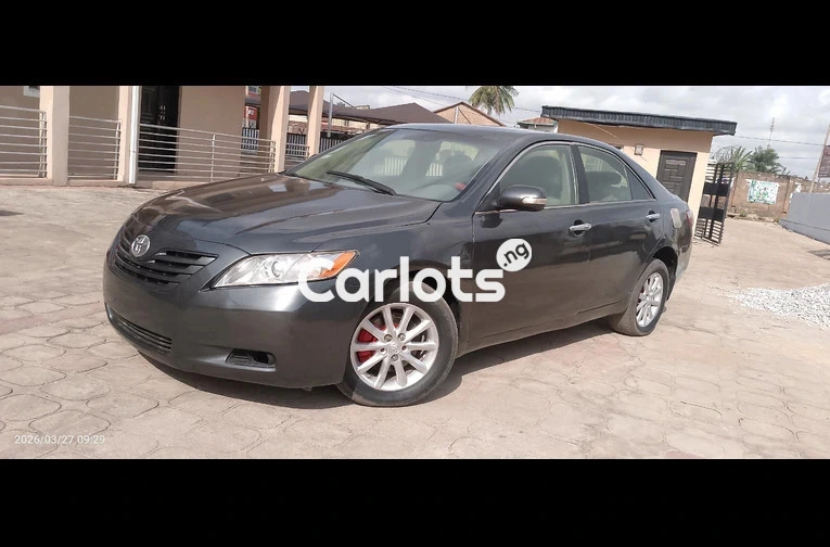 Clean and Sound Toyota camry 2008 - 1/7