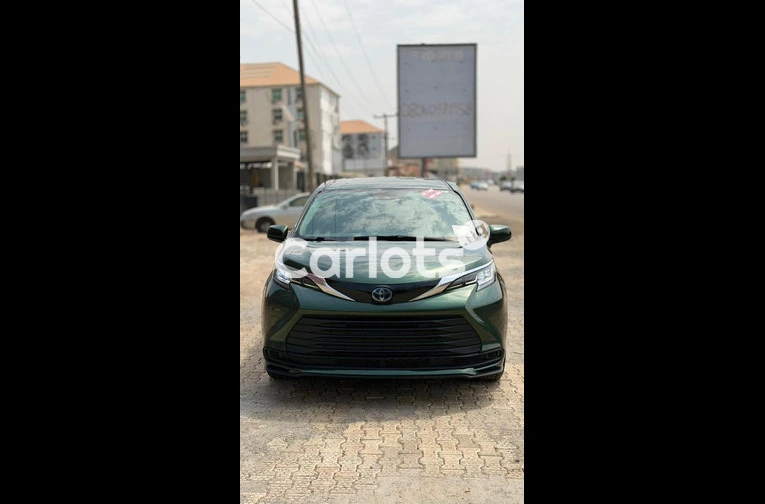 FOREIGN USED 2021 TOYOTA SIENNA HYBRID - 1/7