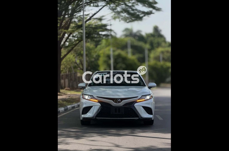 2018 TOYOTA CAMRY XSE - 2/7