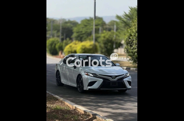 2018 TOYOTA CAMRY XSE - 3/7