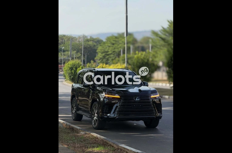 2025 LEXUS LX600 - 3/7