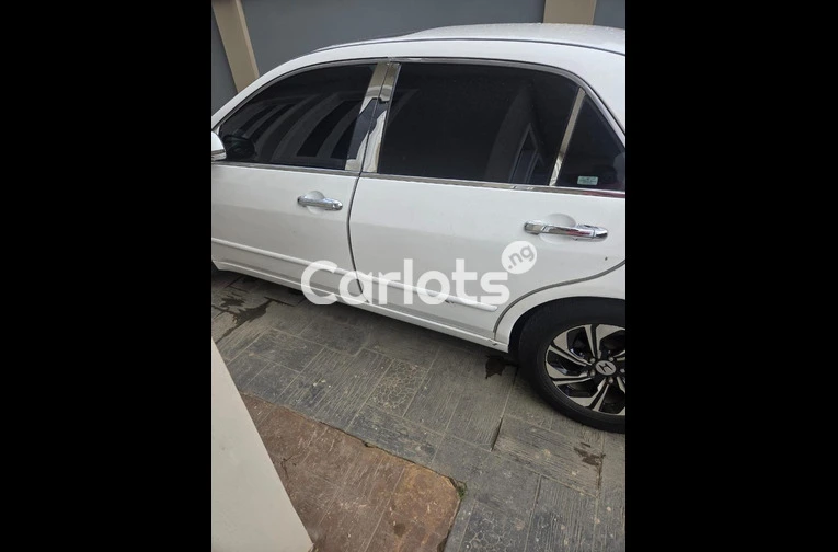Nigerian Used Honda Accord 2004 White for sale in Lagos - thumbnail 4