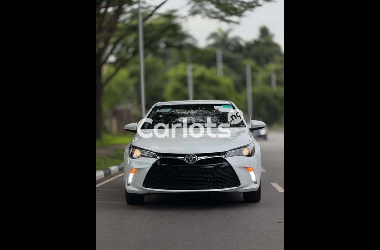 2017 Toyota Camry SE - 2/7