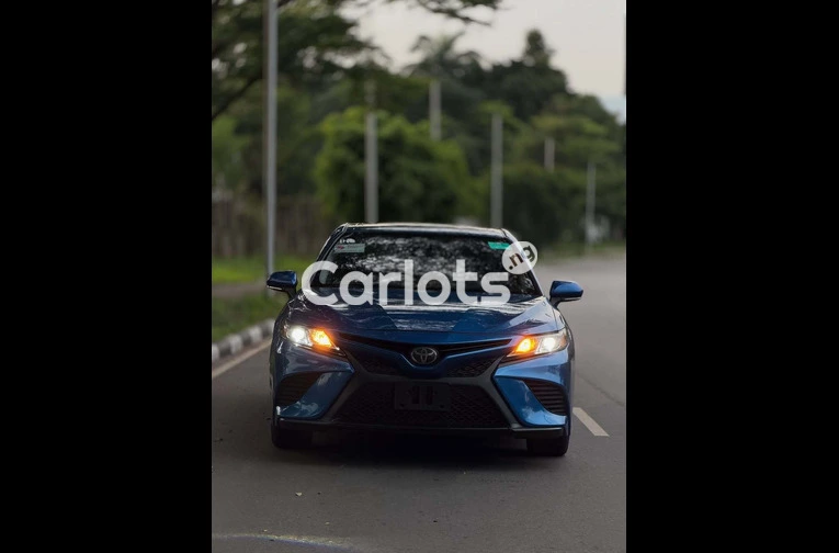 2018 Toyota Camry SE - 2/7