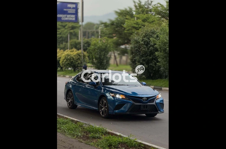2018 Toyota Camry SE - 3/7