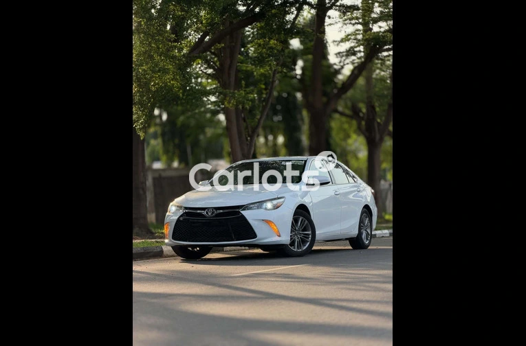 Foreign Used 2017 Toyota Camry SE - 1/7