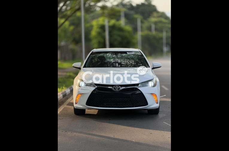 Foreign Used 2017 Toyota Camry SE for sale in Asokoro, FCT - thumbnail 2