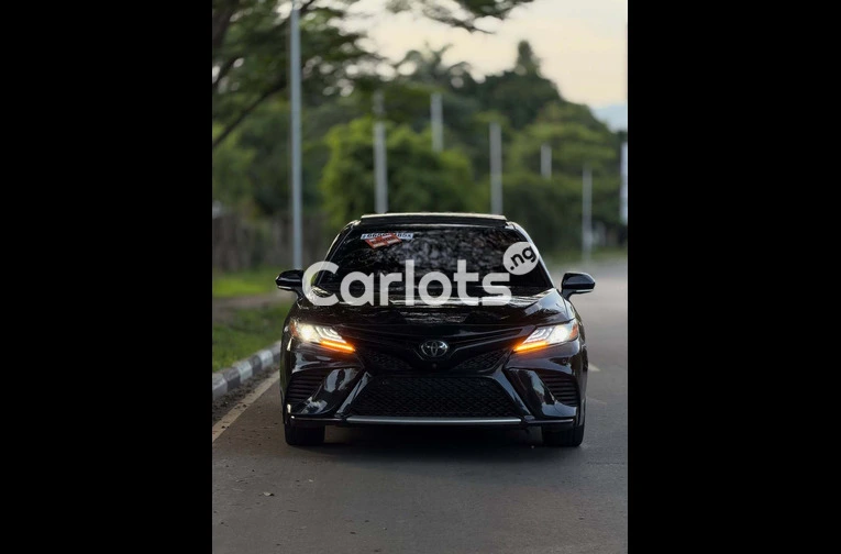 2018 Toyota Camry XSE Premium Sport Sedan - 2/7