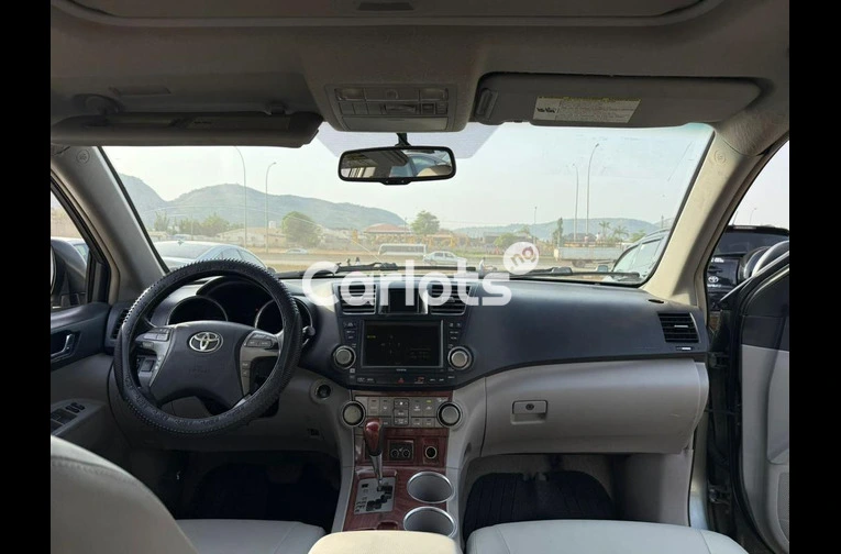 Neatly used 2009 Toyota Highlander for sale in Garki, FCT - thumbnail 2