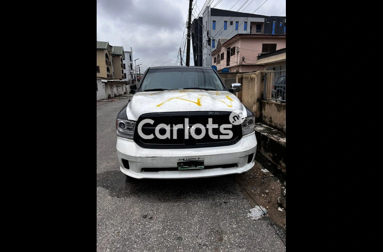 2015 Ram 1500 Crew Cab Automatic – Nigerian Used for sale in Ikeja, Lagos - thumbnail 3