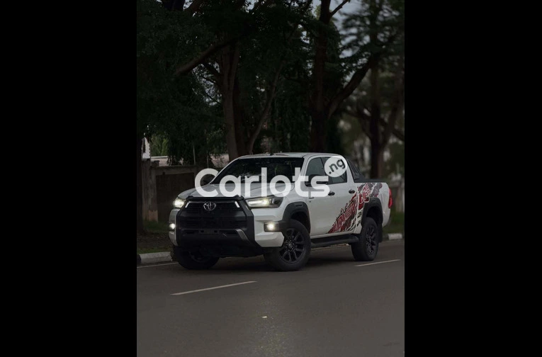 2025 Toyota Hilux SR5 Adventure - 1/7