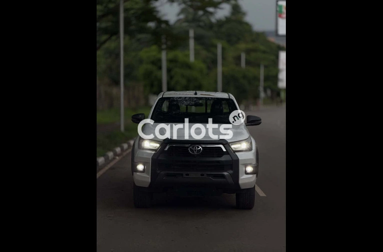 2025 Toyota Hilux SR5 Adventure - 2/7