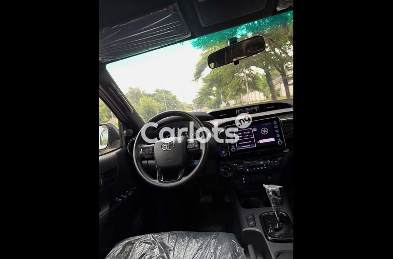 2025 Toyota Hilux SR5 Adventure - 4/7