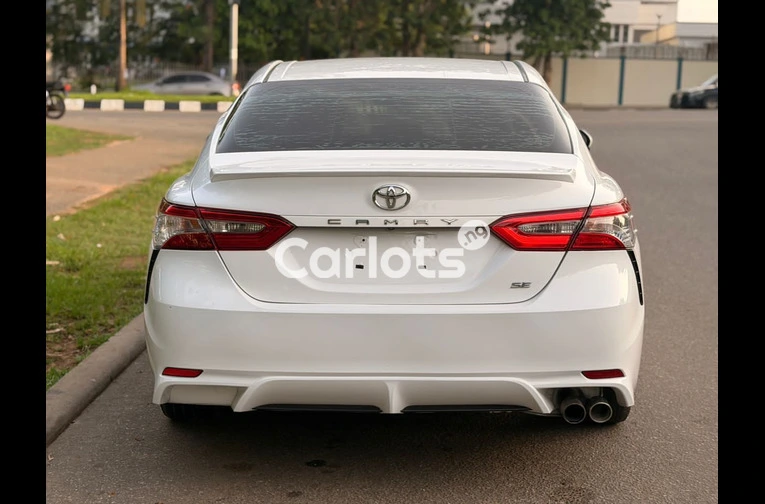 2018 TOYOTA CAMRY SE