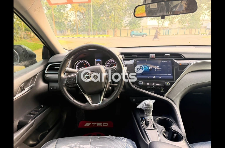 2018 TOYOTA CAMRY SE - 6/7