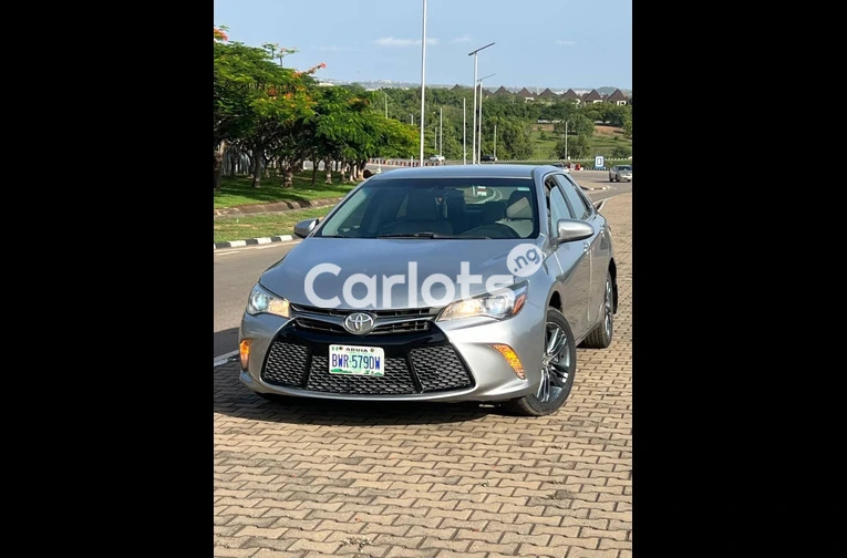 2015 TOYOTA CAMRY SE