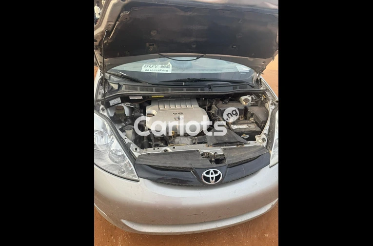 2008 Toyota sienna, foreign used clean condition