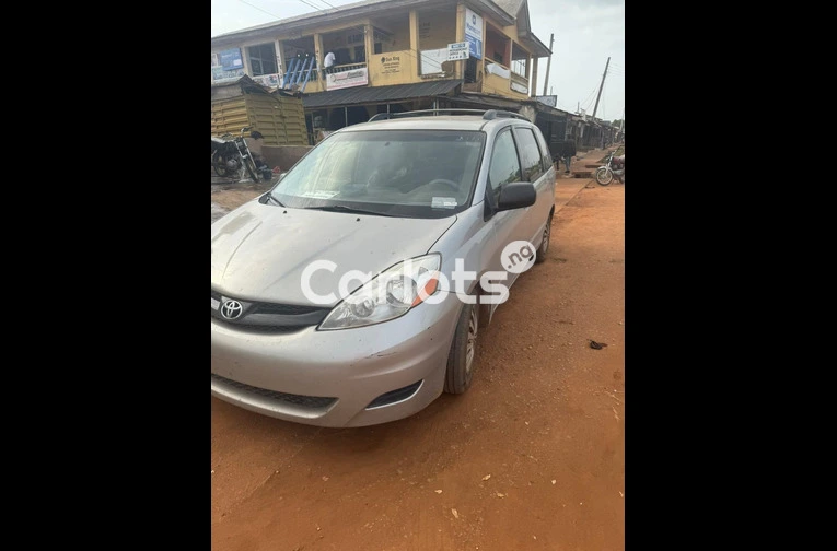 2008 Toyota sienna, foreign used clean condition for sale in Ibeju, Lagos - photo 4 of 7