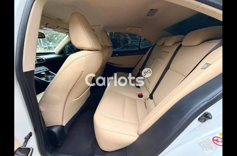 2016 LEXUS IS300 AWD - 4/7
