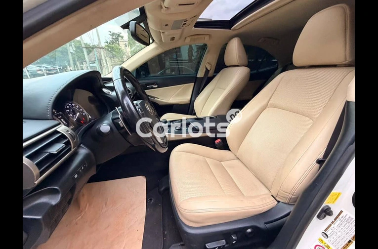 2016 LEXUS IS300 AWD - 5/7