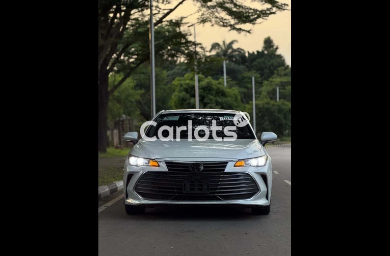 2019 Toyota Avalon XLE - 2/7