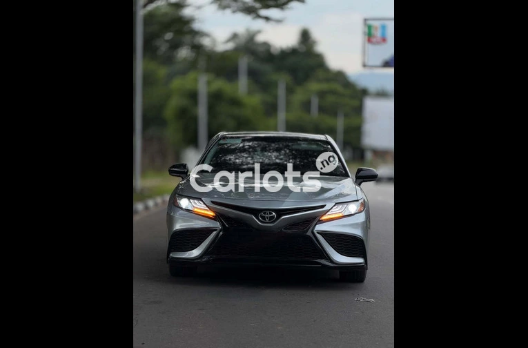 Foreign Used 2018 Toyota Camry SE - 2/7