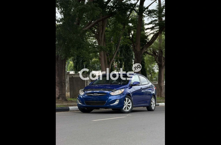 2012 Hyundai Accent - 1/7