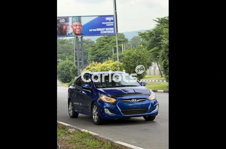 2012 Hyundai Accent - 3/7