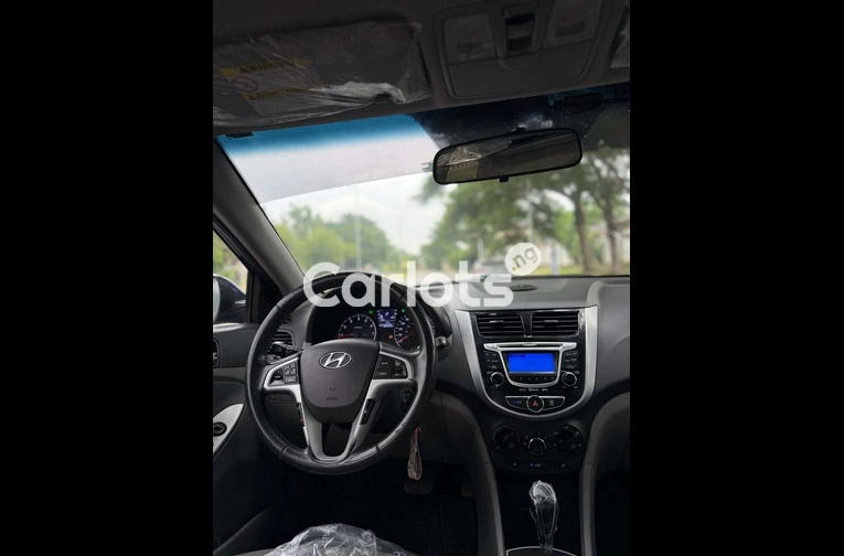 2012 Hyundai Accent - 4/7