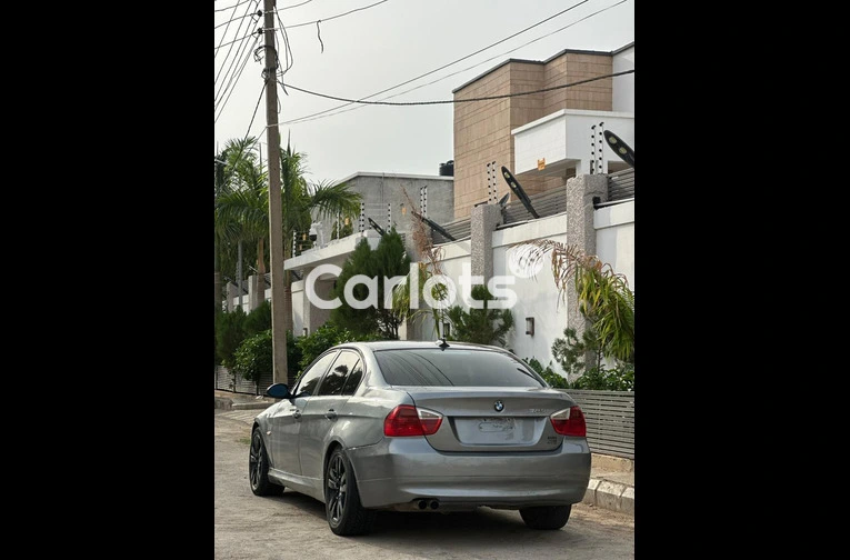 Clean 2006 BMW 320i - 2/6