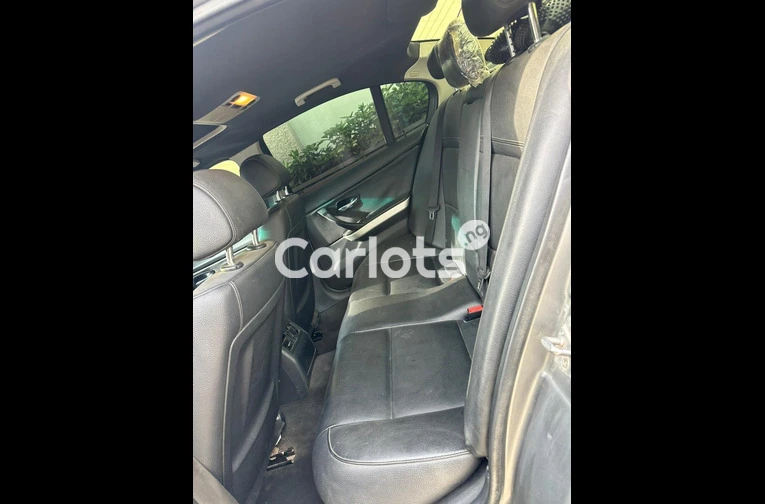Clean 2006 BMW 320i - 5/6