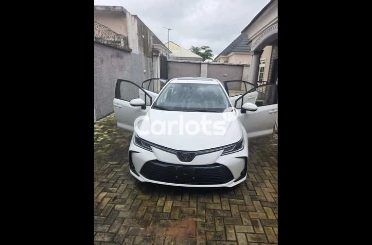 2023 Toyota Corolla white - 1/5