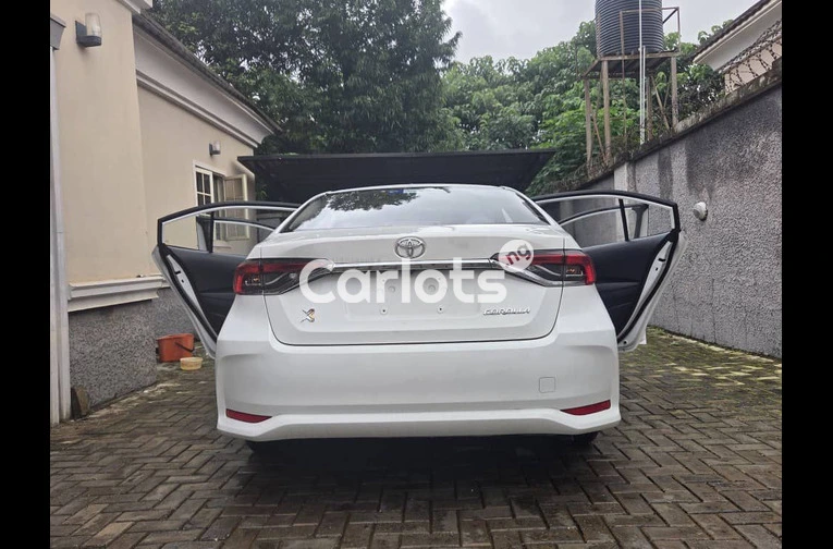 2023 Toyota Corolla white - 2/5