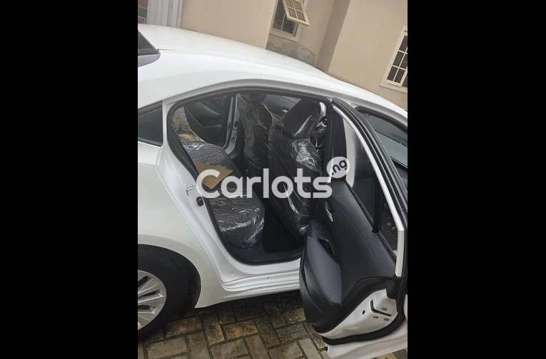 2023 Toyota Corolla white - 3/5