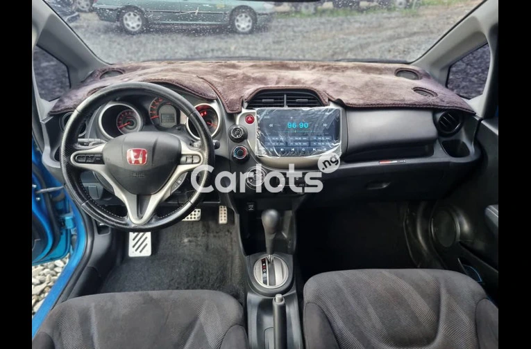 Foreign used 2010 Honda fit - 2/7