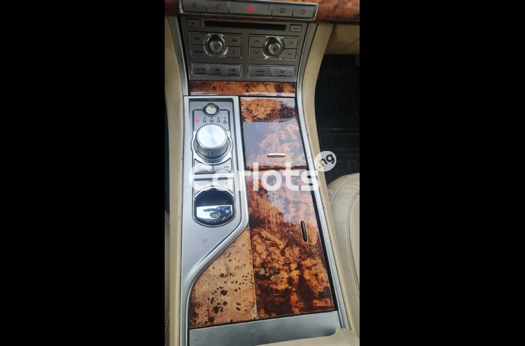 Nigerian Used 2010 Jaguar XF for sale in Yaba, Lagos - thumbnail 3